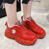 Lakkbőr női tornacipő új modellje százszorszép hímzéssel