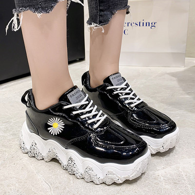 Lakkbőr női tornacipő új modellje százszorszép hímzéssel