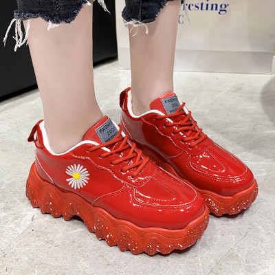 Lakkbőr női tornacipő új modellje százszorszép hímzéssel