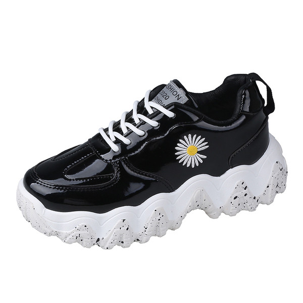 Lakkbőr női tornacipő új modellje százszorszép hímzéssel