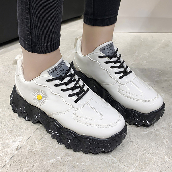 Lakkbőr női tornacipő új modellje százszorszép hímzéssel