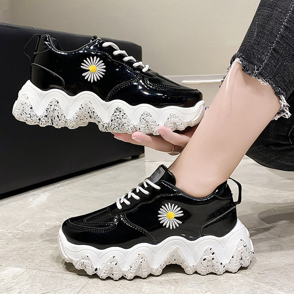 Lakkbőr női tornacipő új modellje százszorszép hímzéssel