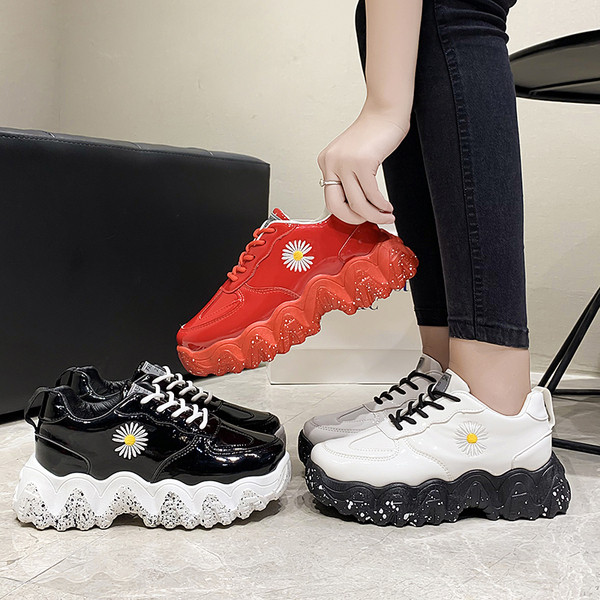 Lakkbőr női tornacipő új modellje százszorszép hímzéssel