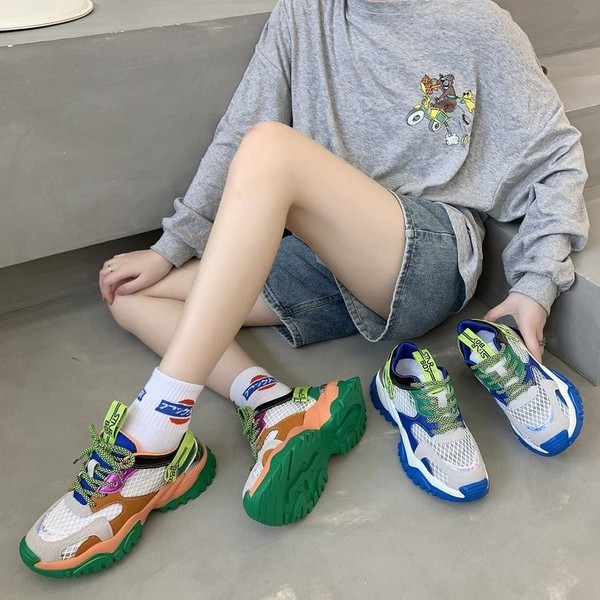 Σύγχρονα γυναικεία αθλητικά παπούτσια