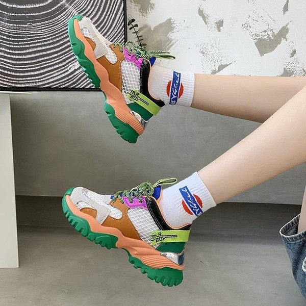 Σύγχρονα γυναικεία αθλητικά παπούτσια