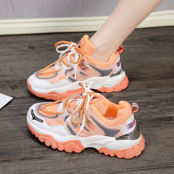 Γυναικεία αθλητικά παπούτσια - με κορδόνια και τραχιά σόλα