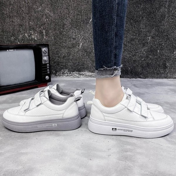 Γυναικεία έκο δερμάτινα αθλητικά παπούτσια με επίπεδη σόλα και velcro