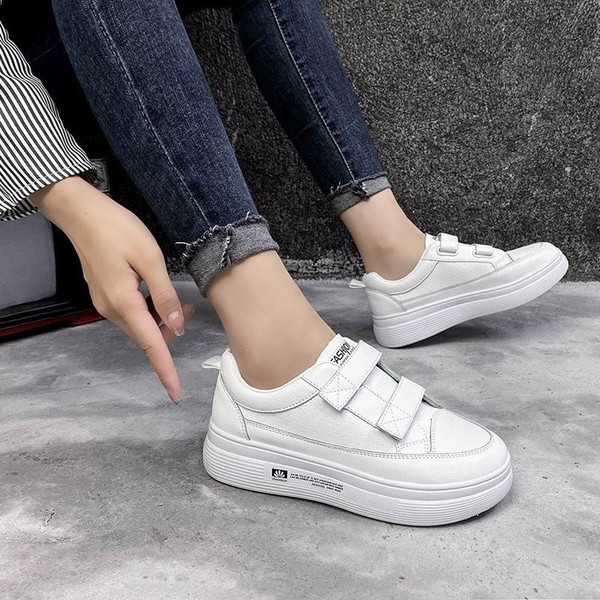 Γυναικεία έκο δερμάτινα αθλητικά παπούτσια με επίπεδη σόλα και velcro