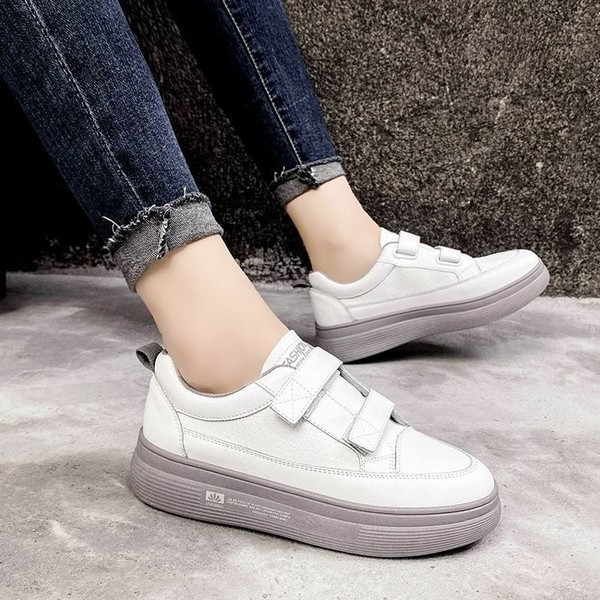 Γυναικεία έκο δερμάτινα αθλητικά παπούτσια με επίπεδη σόλα και velcro