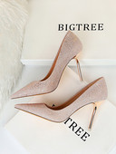 Γυναικεία παπούτσια με λεπτό τακούνι - μυτερά μοντέλα σε διάφορα χρώματα