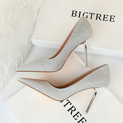 Γυναικεία παπούτσια με λεπτό τακούνι - μυτερά μοντέλα σε διάφορα χρώματα