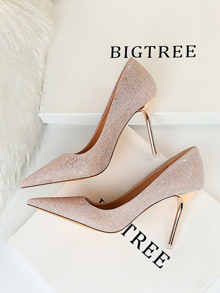 Γυναικεία παπούτσια με λεπτό τακούνι - μυτερά μοντέλα σε διάφορα χρώματα