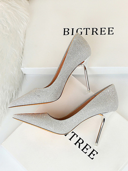 Γυναικεία παπούτσια με λεπτό τακούνι - μυτερά μοντέλα σε διάφορα χρώματα