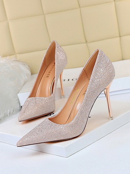 Γυναικεία παπούτσια με λεπτό τακούνι - μυτερά μοντέλα σε διάφορα χρώματα