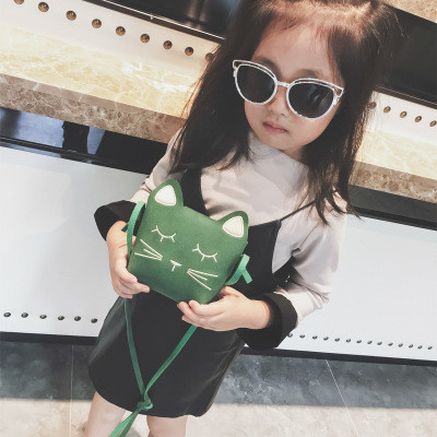 Gyerektáska 3D fülekkel és hímzéssel