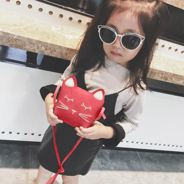 Gyerektáska 3D fülekkel és hímzéssel