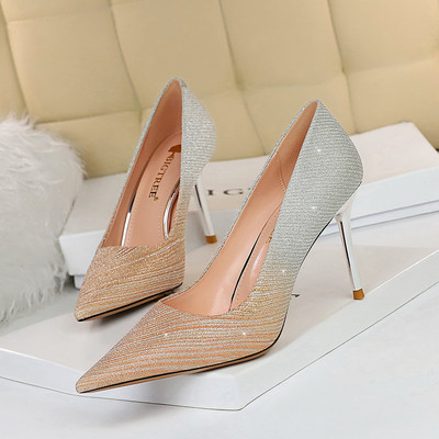 Γυναικεία μοντέρνα παπούτσια με λεπτό τακούνι