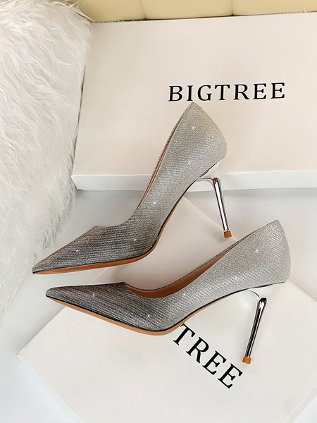 Γυναικεία μοντέρνα παπούτσια με λεπτό τακούνι