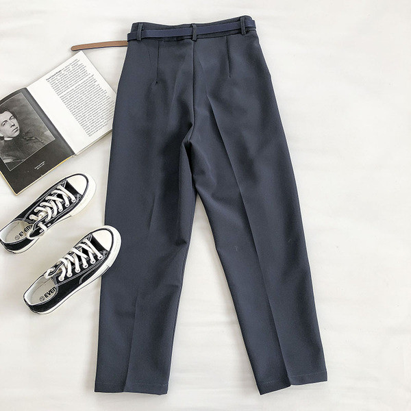 Modern női nadrág övvel és zsebbel