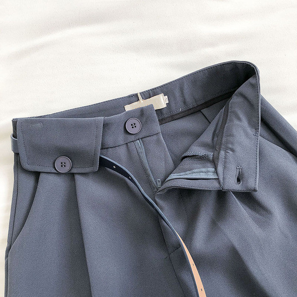 Modern női nadrág övvel és zsebbel