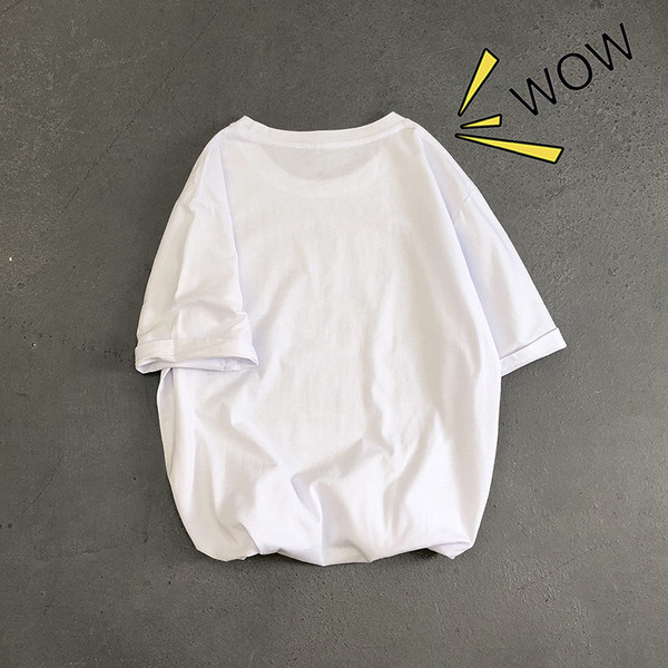 Laia mudeliga meeste T-särk kirjaga