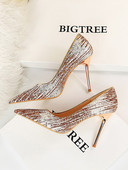 Vékony sarkú, hegyes női cipő