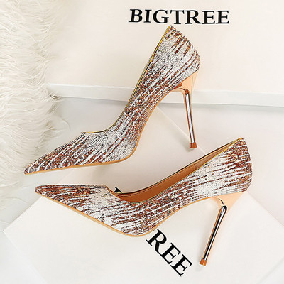 Vékony sarkú, hegyes női cipő