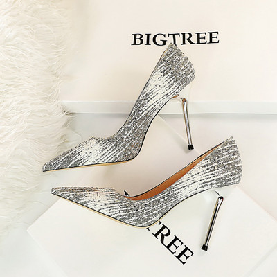 Vékony sarkú, hegyes női cipő