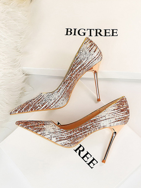 Vékony sarkú, hegyes női cipő