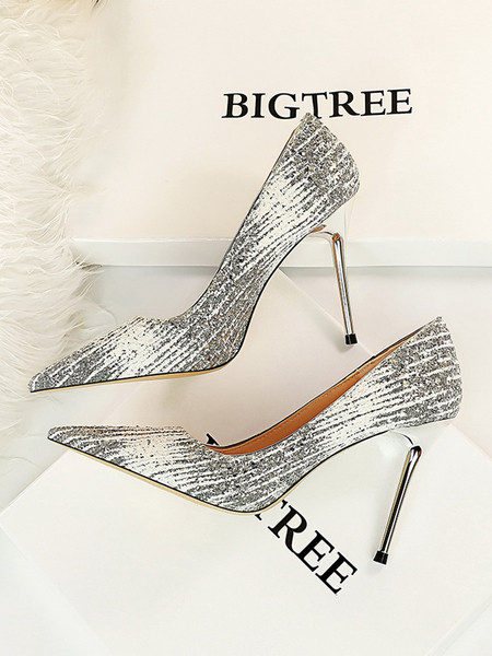 Vékony sarkú, hegyes női cipő