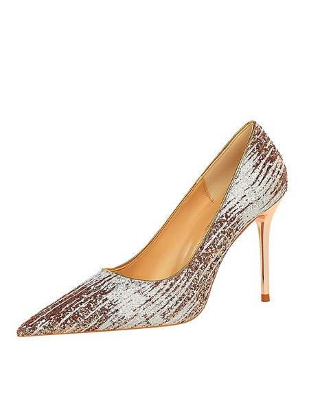 Vékony sarkú, hegyes női cipő