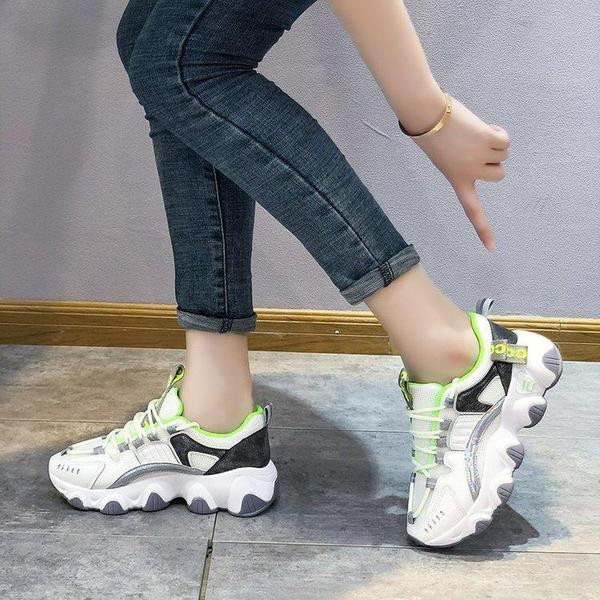 Női tornacipő magas talppal, színes fűzőkkel