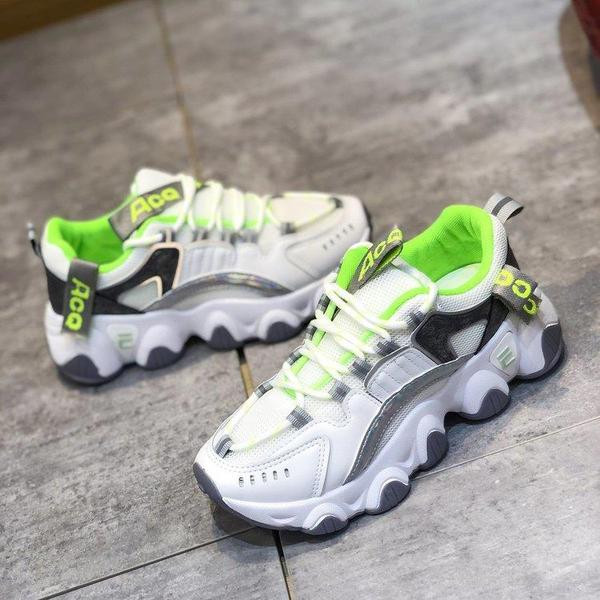 Női tornacipő magas talppal, színes fűzőkkel