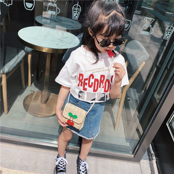 Moderna dječja torba s aplikacijom trešnje