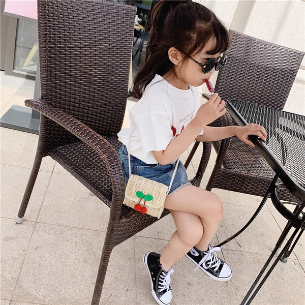 Moderna dječja torba s aplikacijom trešnje