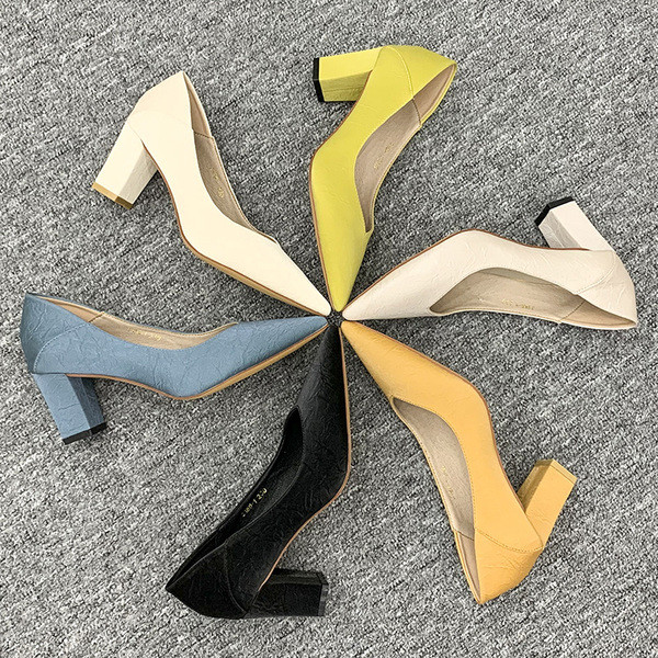 Naiste jalanõud mitmes värvitoonis paksu kontsaga teravatipuline mudel