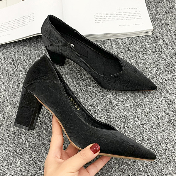 Naiste jalanõud mitmes värvitoonis paksu kontsaga teravatipuline mudel