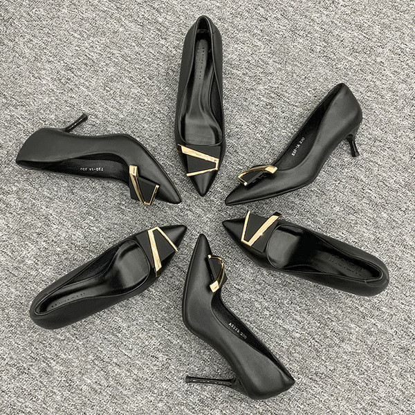 Γυναικεία casual  παπούτσια με μεταλλική διακόσμηση