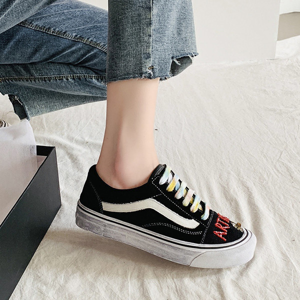 Νέο μοντέλο γυναικεία αθλητικά παπούτσια με υφασμάτινη επιγραφή