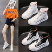 Γυναικεία αθλητικά παπούτσια με επίπεδη σόλα και κορδόνια σε λευκό και μαύρο χρώμα