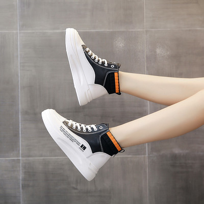 Γυναικεία αθλητικά παπούτσια με επίπεδη σόλα και κορδόνια σε λευκό και μαύρο χρώμα