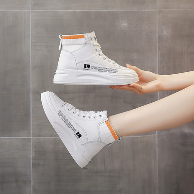 Γυναικεία αθλητικά παπούτσια με επίπεδη σόλα και κορδόνια σε λευκό και μαύρο χρώμα