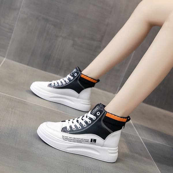 Γυναικεία αθλητικά παπούτσια με επίπεδη σόλα και κορδόνια σε λευκό και μαύρο χρώμα