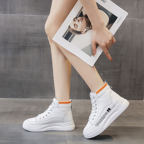 Γυναικεία αθλητικά παπούτσια με επίπεδη σόλα και κορδόνια σε λευκό και μαύρο χρώμα