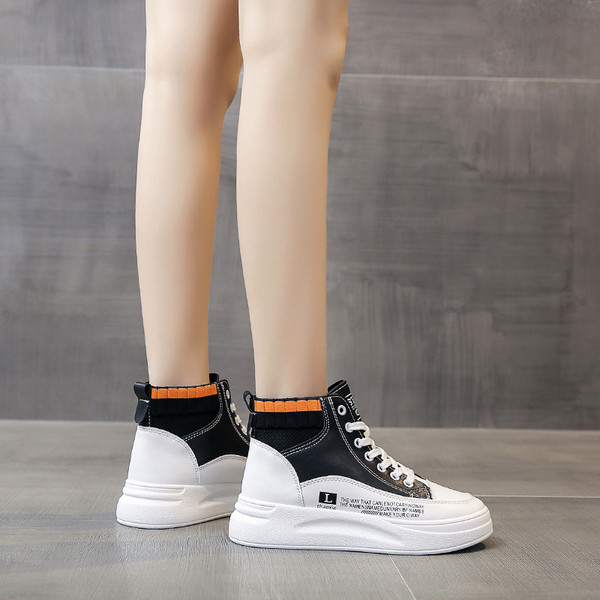 Γυναικεία αθλητικά παπούτσια με επίπεδη σόλα και κορδόνια σε λευκό και μαύρο χρώμα