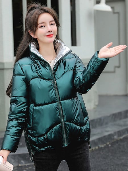 Rövid női téli kabát egyenes gallérral és kapucni nélkül