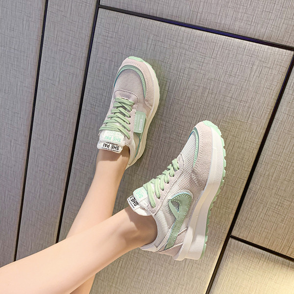 Γυναικεία αθλητικά  παπούτσια  με κορδόνια και επίπεδη σόλα