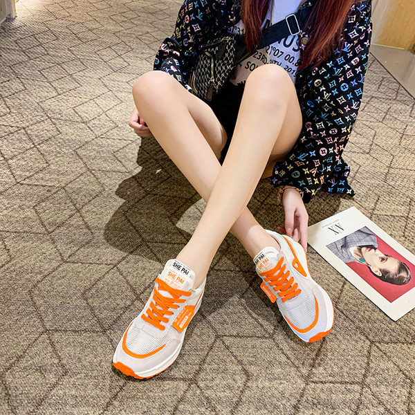 Γυναικεία αθλητικά  παπούτσια  με κορδόνια και επίπεδη σόλα