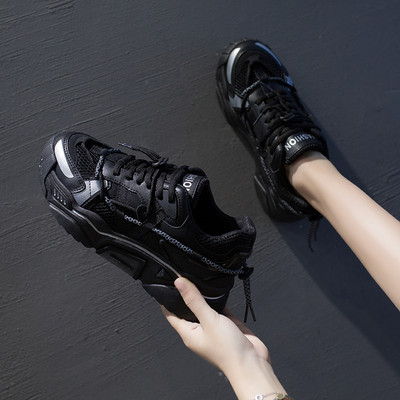 Γυναικεία αθλητιά παπούτσια με κορδόνια και τραχιά σόλα σε τρία χρώματα