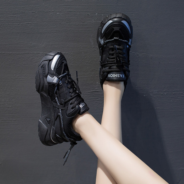 Γυναικεία αθλητιά παπούτσια με κορδόνια και τραχιά σόλα σε τρία χρώματα